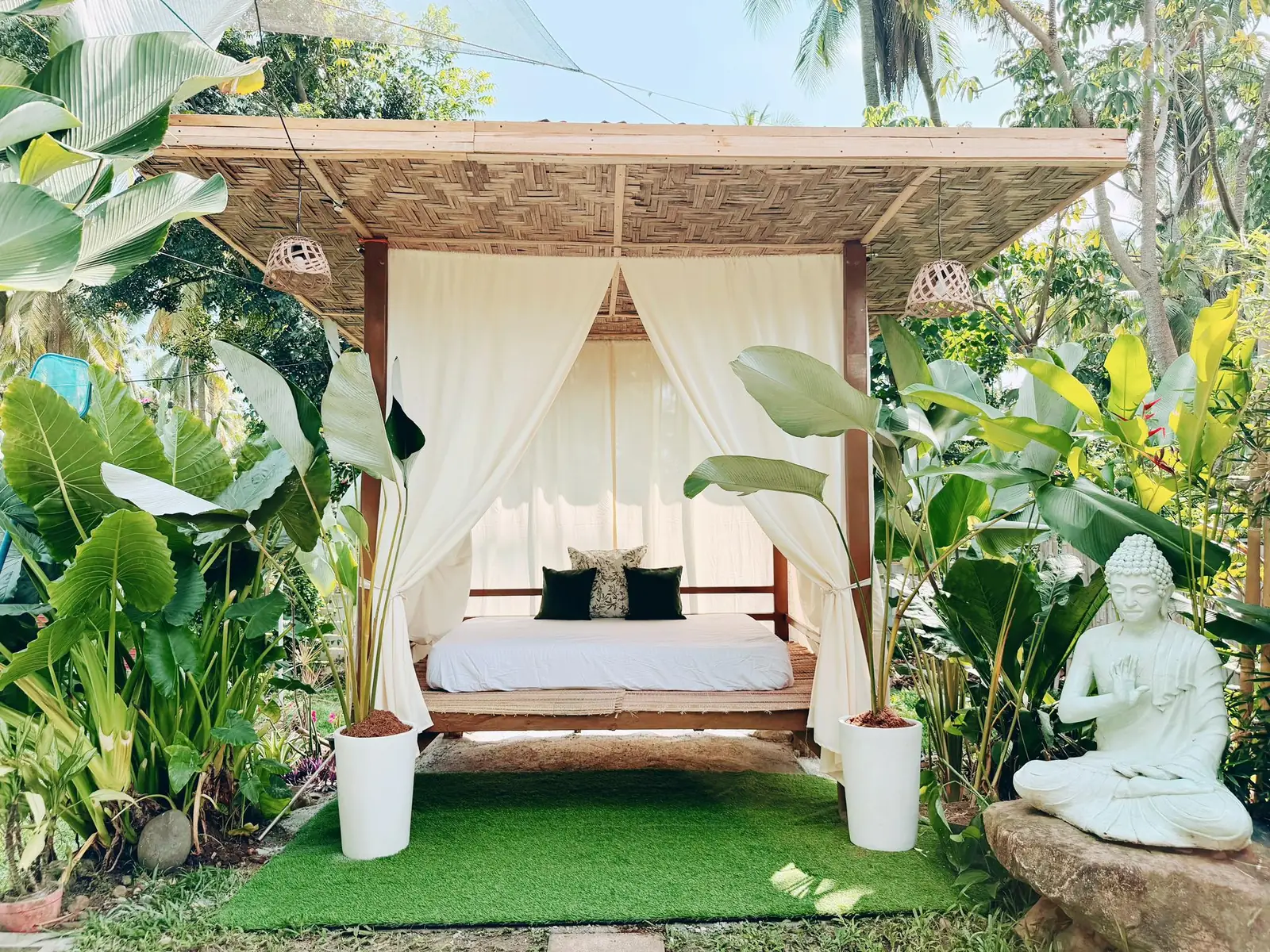 Villa D'Eliz garden bed with bamboo daybed